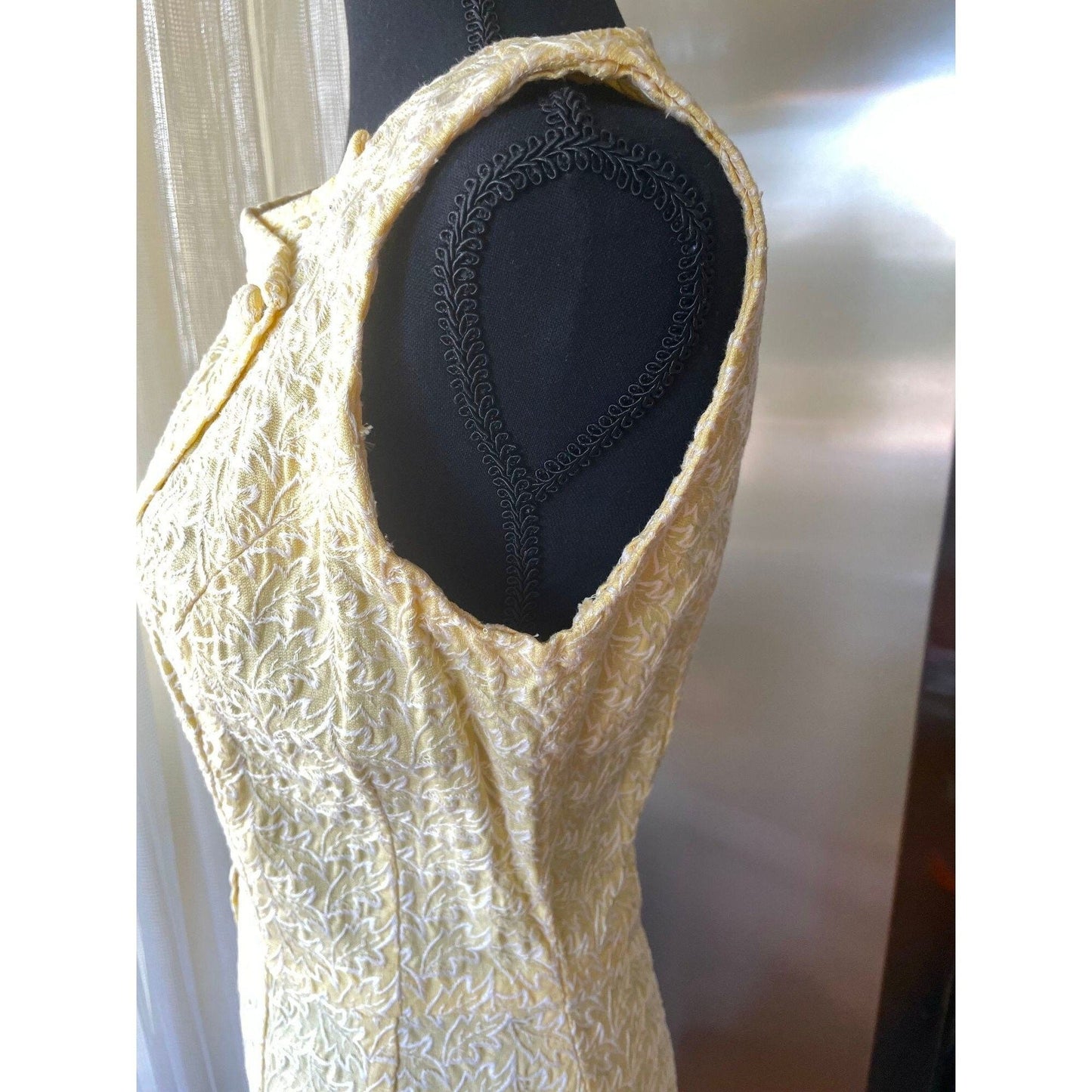 Vintage 40s dress, buttery yellow, fitted sleeveless