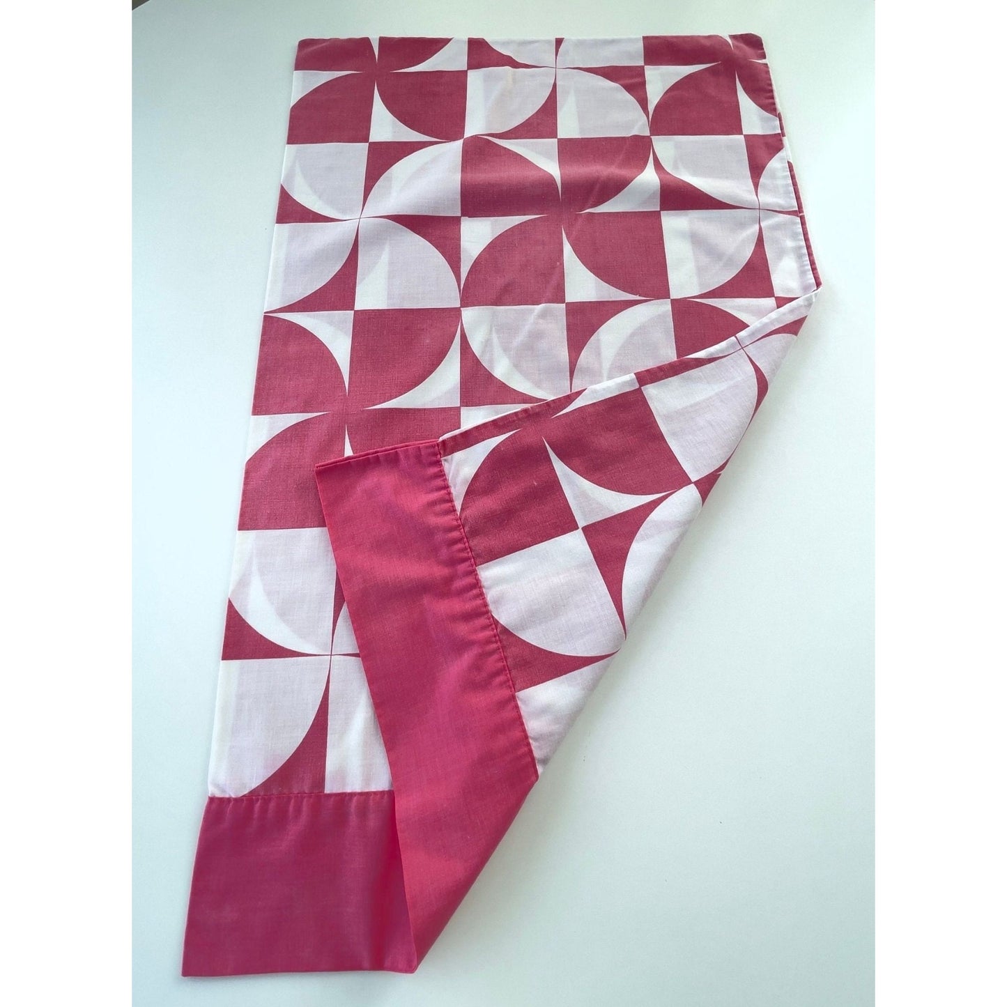 Vintage 70s fuchsia pillowcase, Wabasso