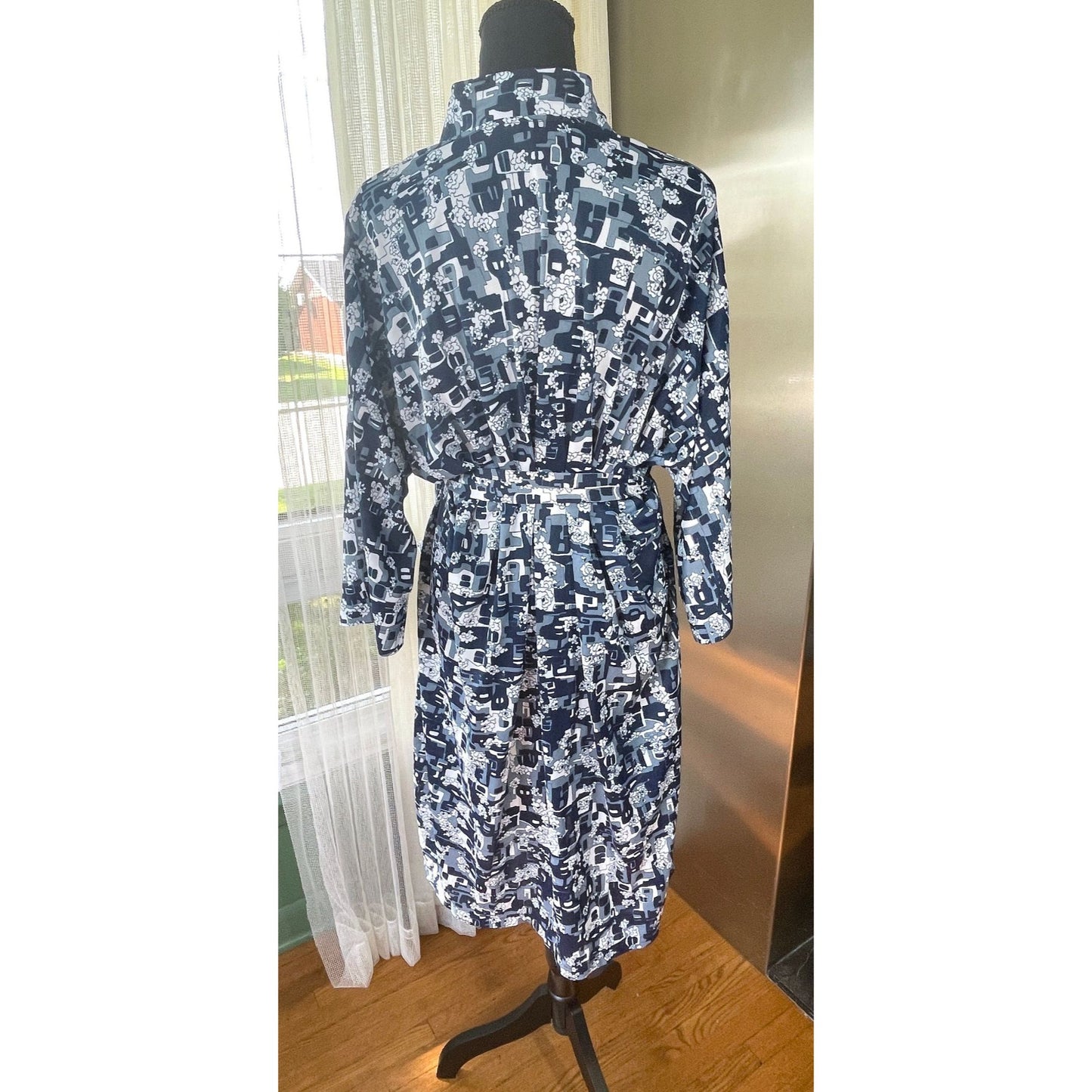 Vintage 70s house dress, blue and white abstract groovy pattern