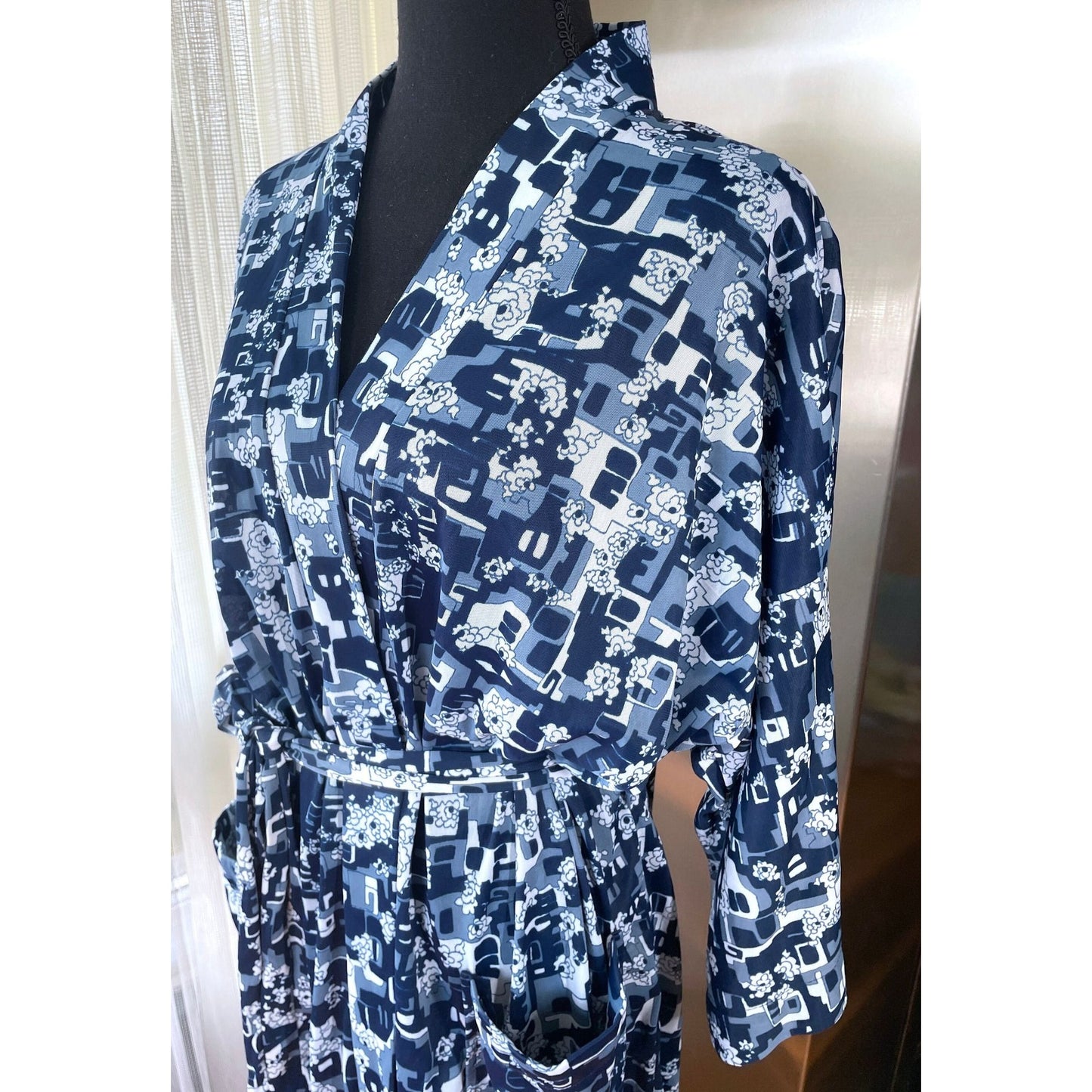 Vintage 70s house dress, blue and white abstract groovy pattern