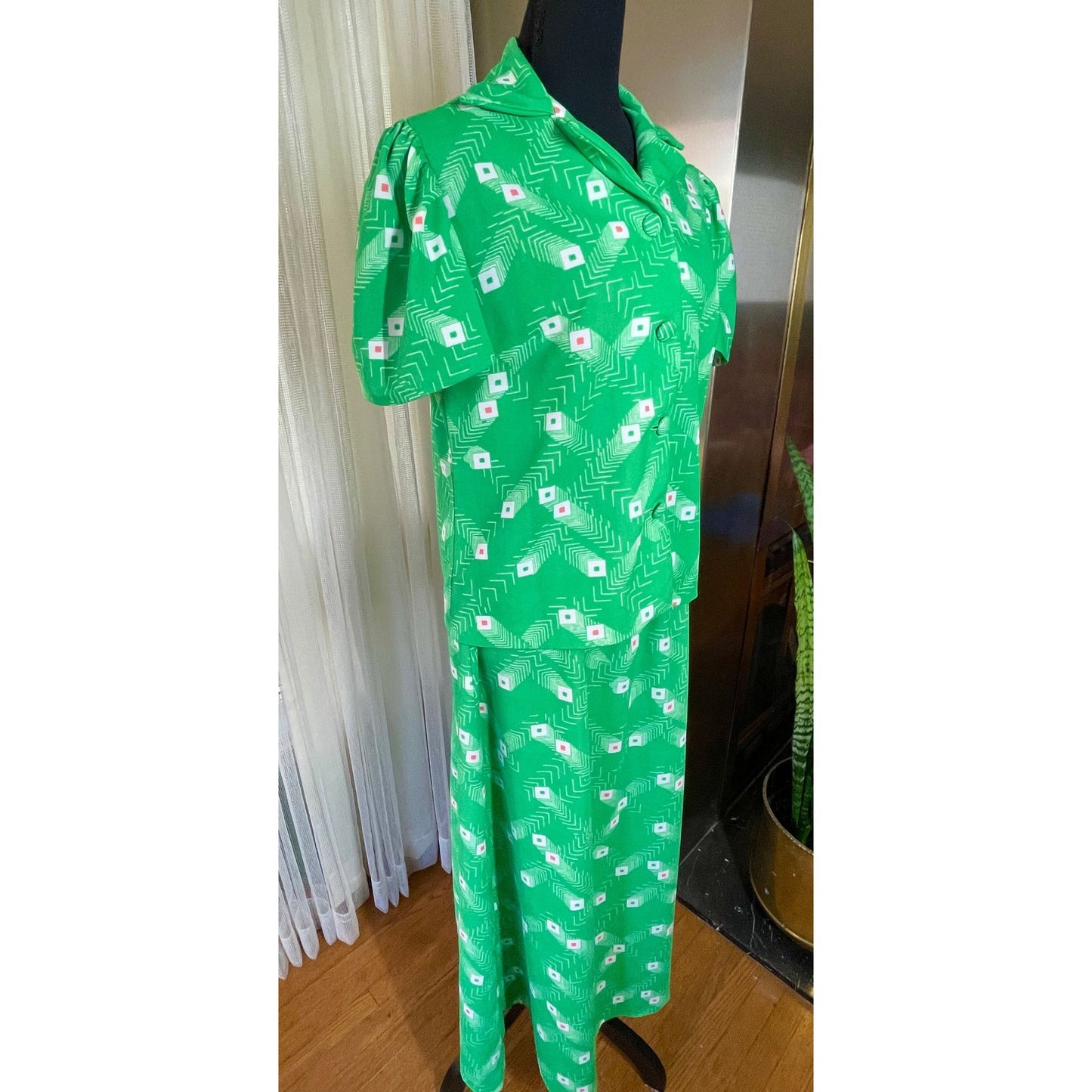 Vintage 80s two pieces set, blouse and skirt, green abstract pattern