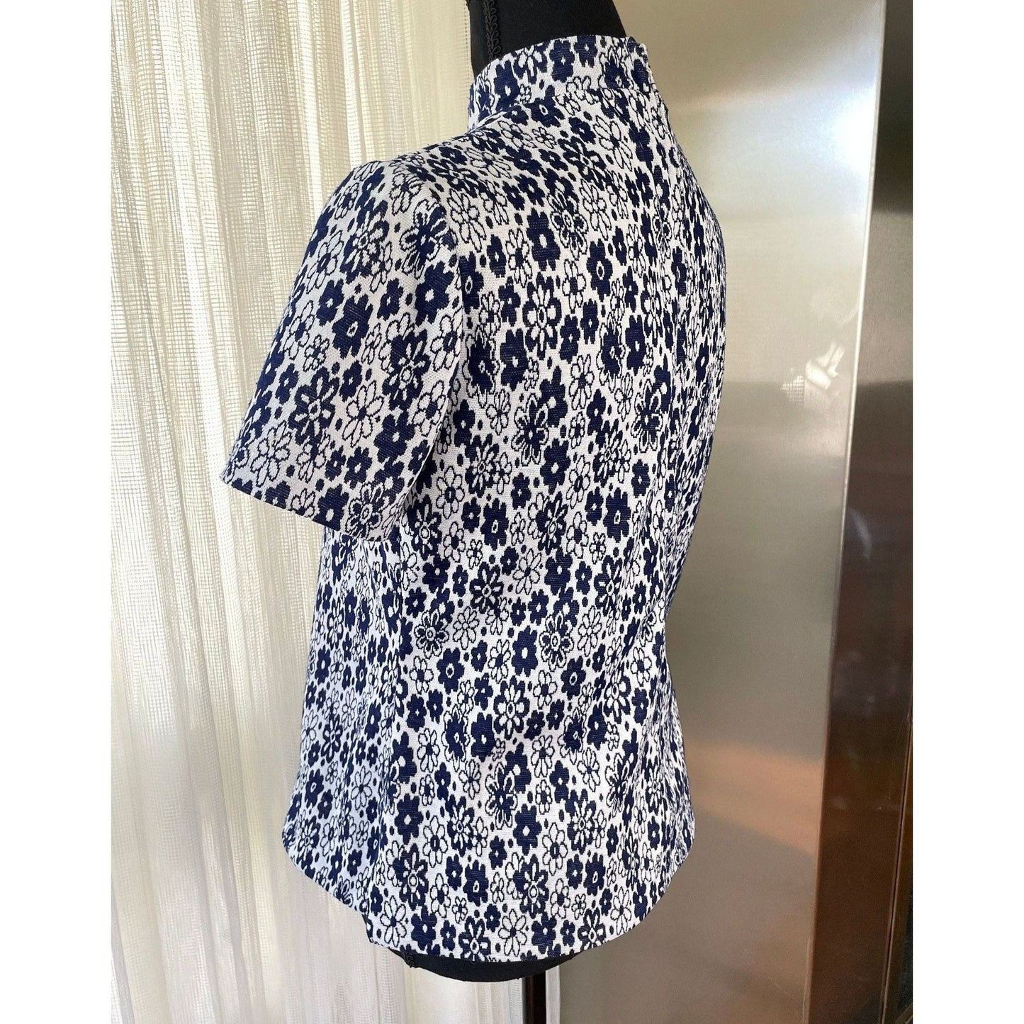 Vintage 70s top, crazy daisies, navy blue, short sleeves