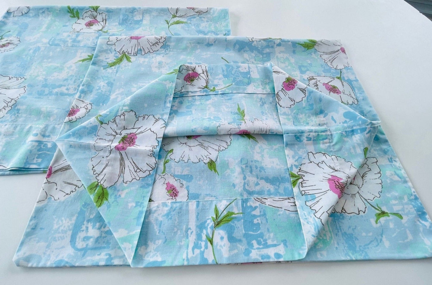 Vintage 70s pillowcases, white and pink flowers