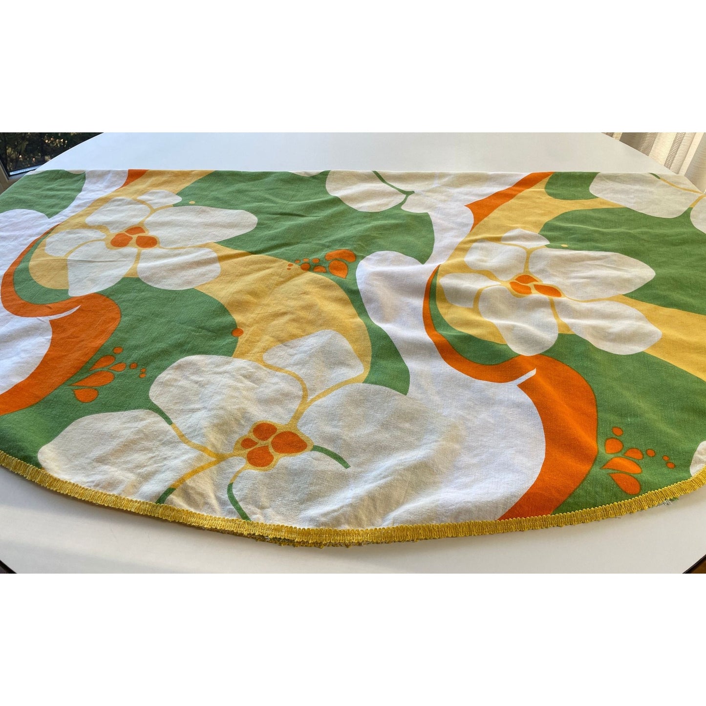 Vintage 70s round floral tablecloth, 59"