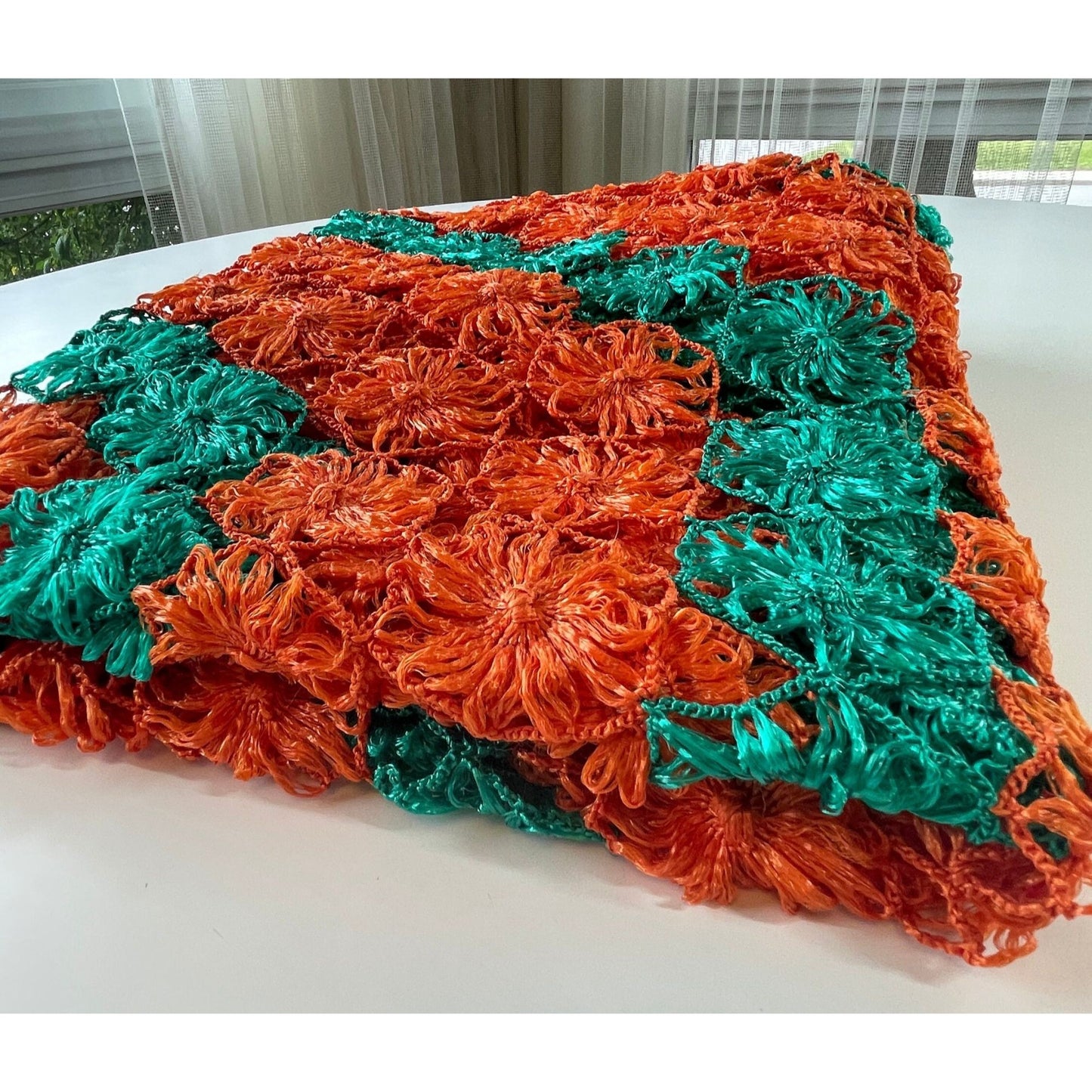 Vintage 70s crocheted raffia flowers round tablecloth