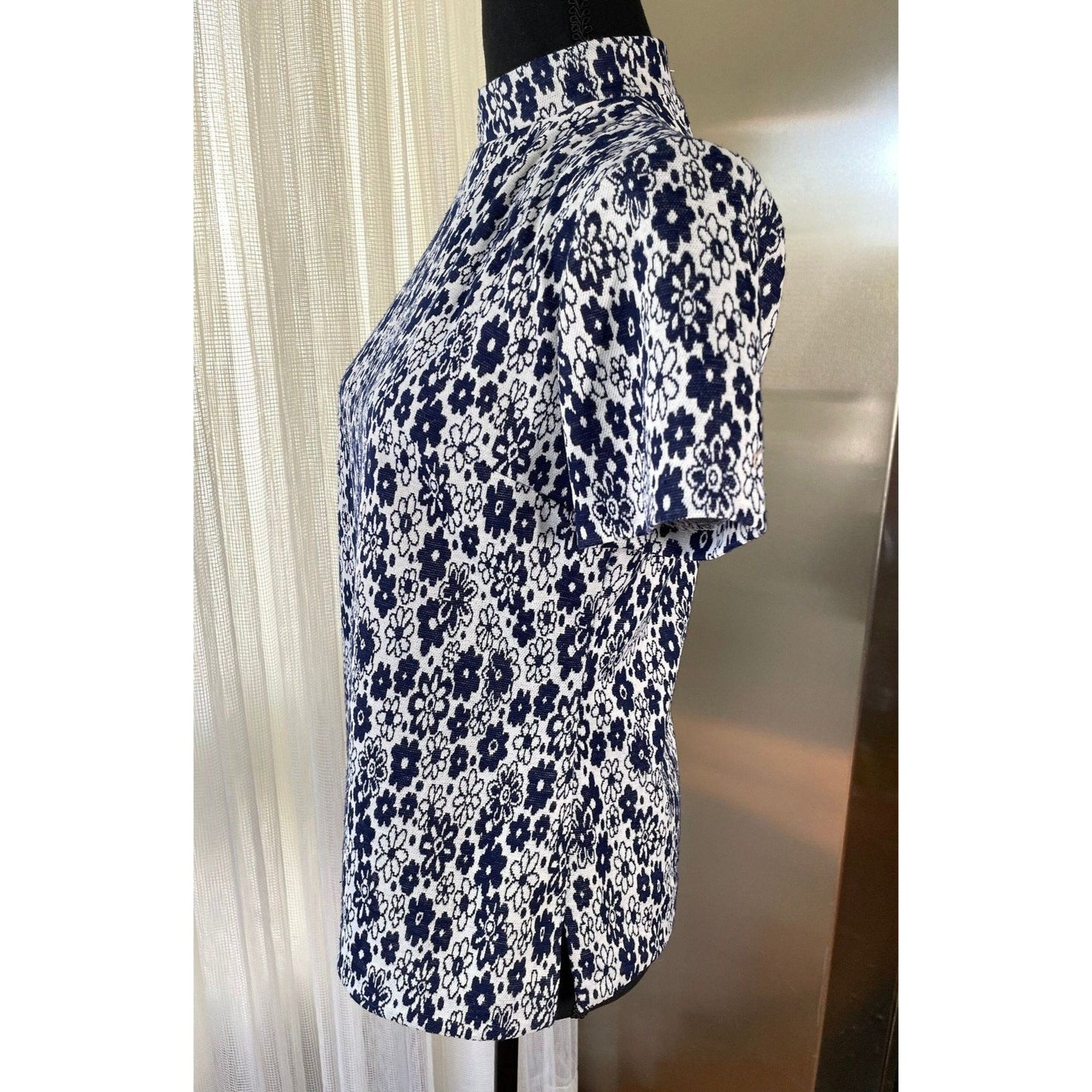 Vintage 70s top, crazy daisies, navy blue, short sleeves