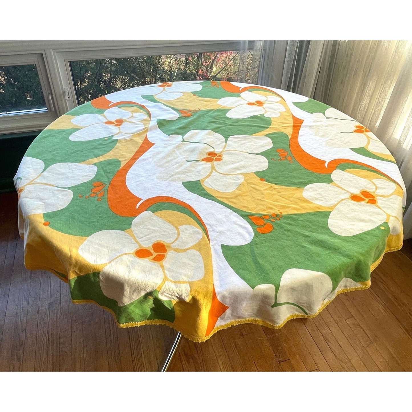 Vintage 70s round floral tablecloth, 59"