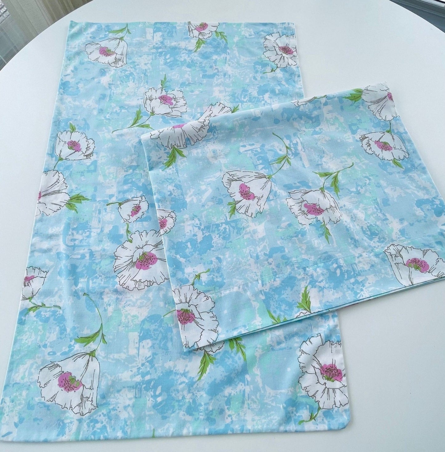Vintage 70s pillowcases, white and pink flowers