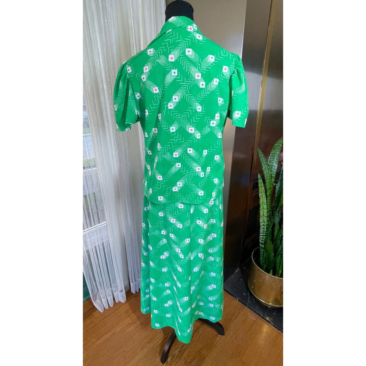 Vintage 80s two pieces set, blouse and skirt, green abstract pattern