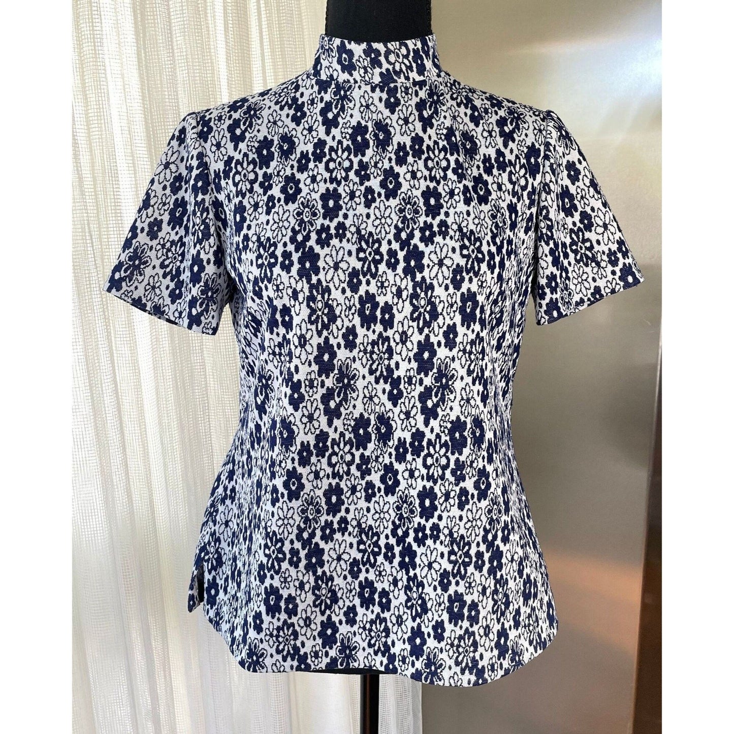 Vintage 70s top, crazy daisies, navy blue, short sleeves