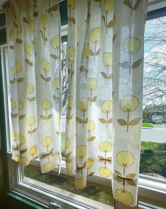 Vintage 70s pleated drape, yellow daisies