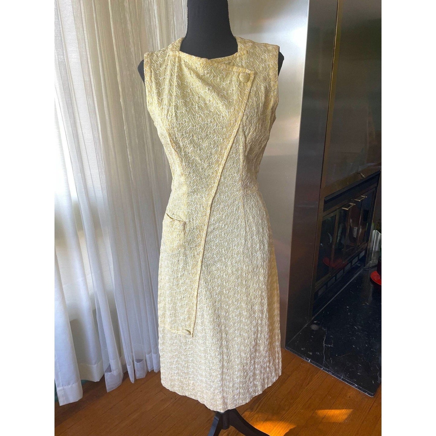 Vintage 40s dress, buttery yellow, fitted sleeveless