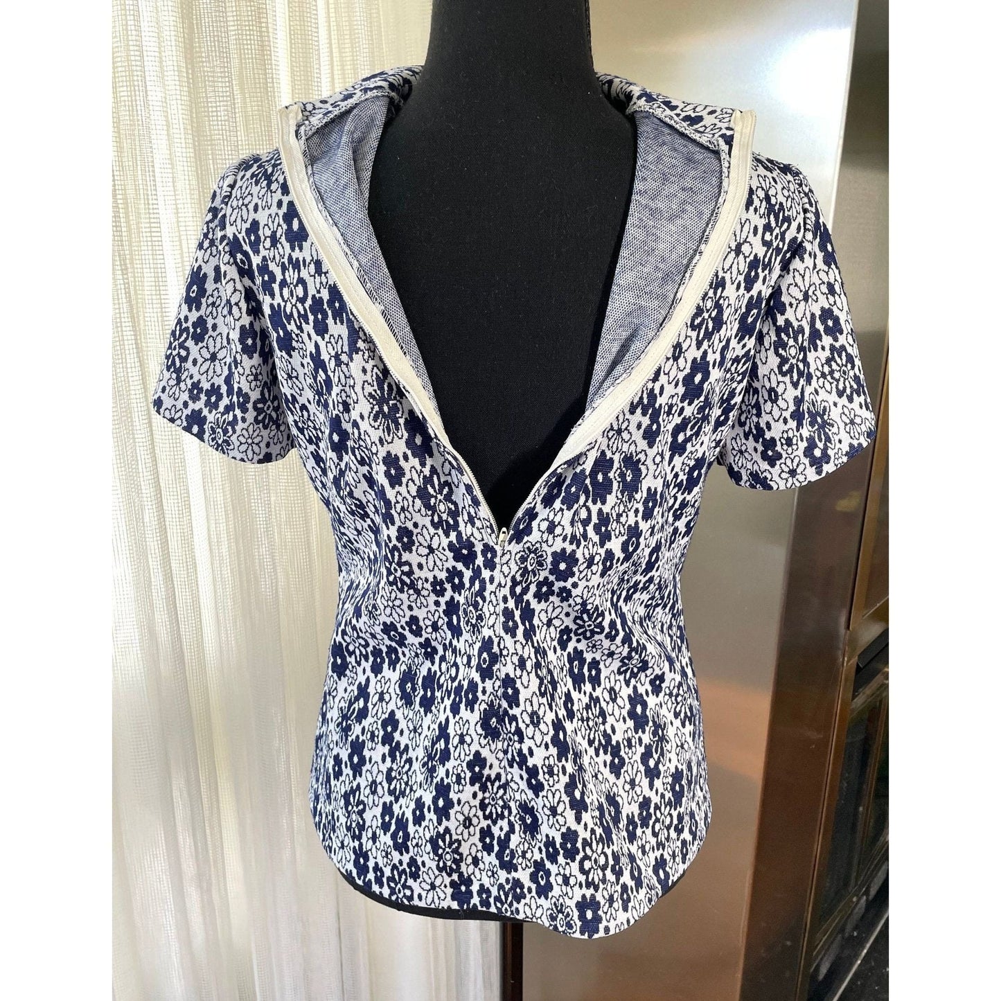 Vintage 70s top, crazy daisies, navy blue, short sleeves