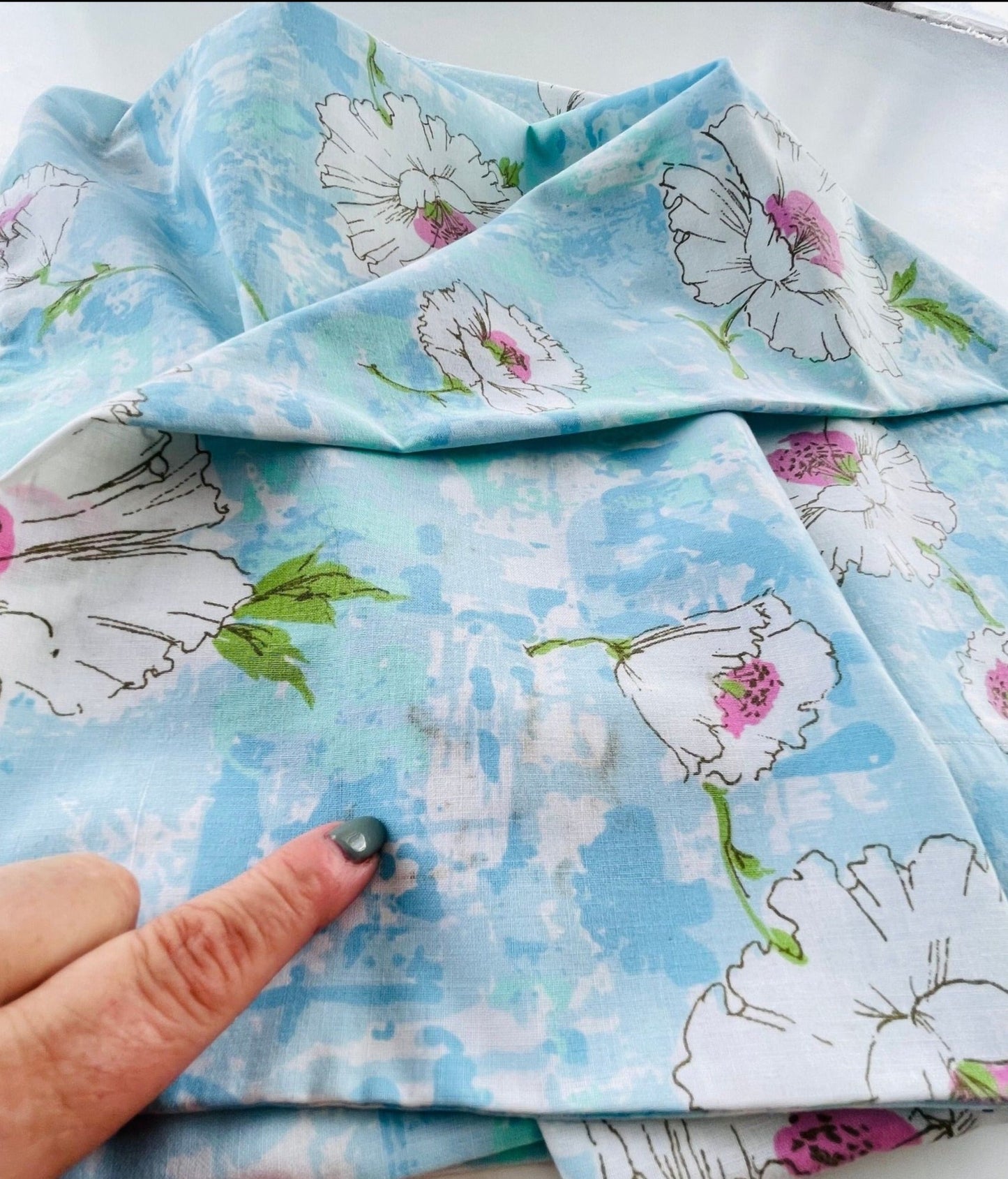 Vintage 70s pillowcases, white and pink flowers