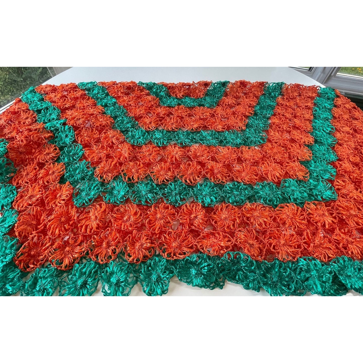 Vintage 70s crocheted raffia flowers round tablecloth