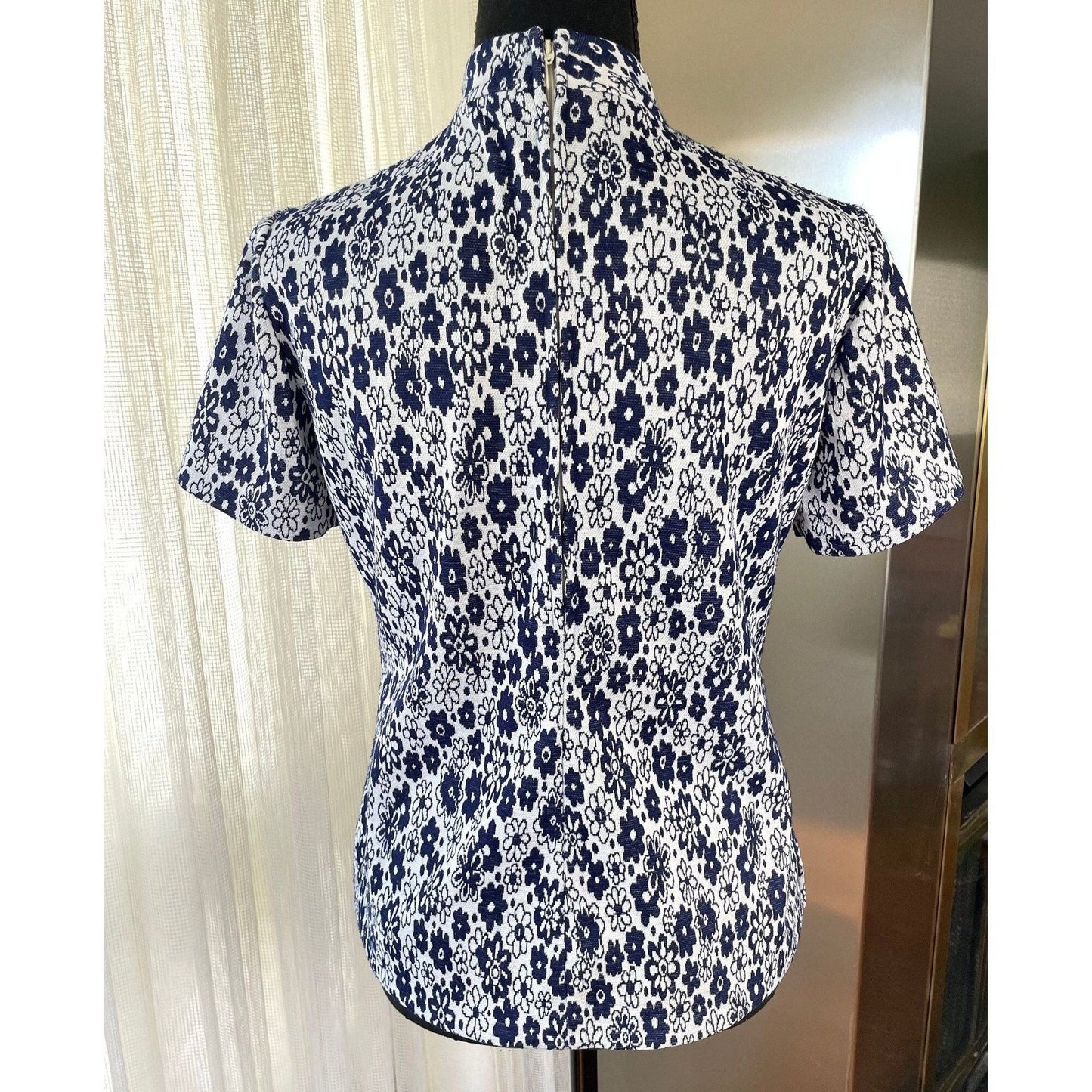 Vintage 70s top, crazy daisies, navy blue, short sleeves