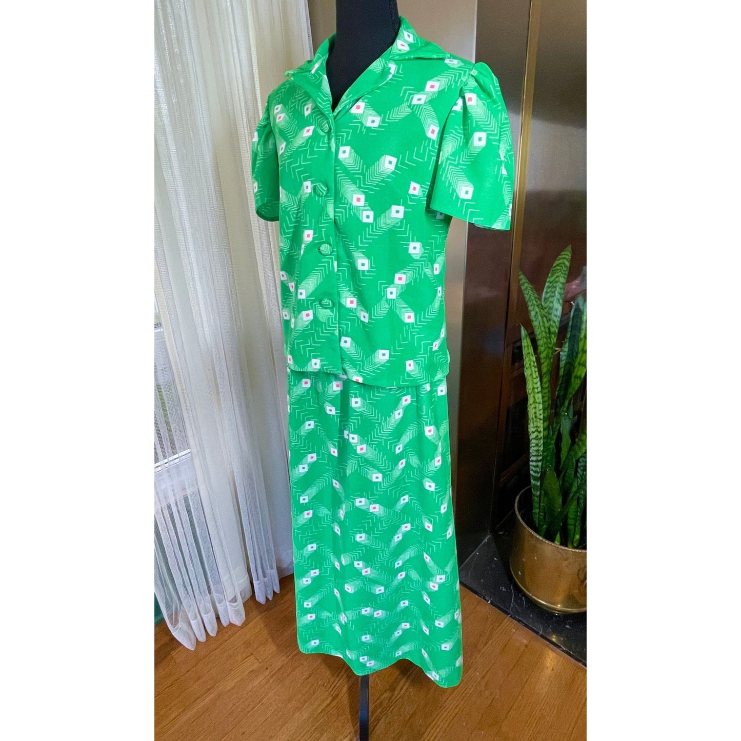 Vintage 80s two pieces set, blouse and skirt, green abstract pattern