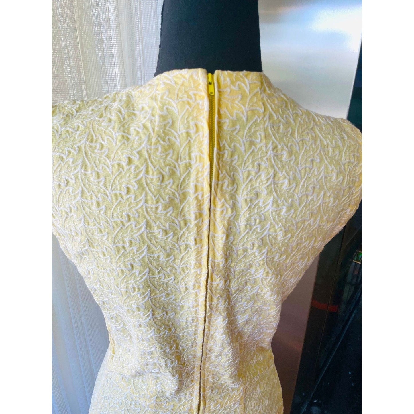 Vintage 40s dress, buttery yellow, fitted sleeveless
