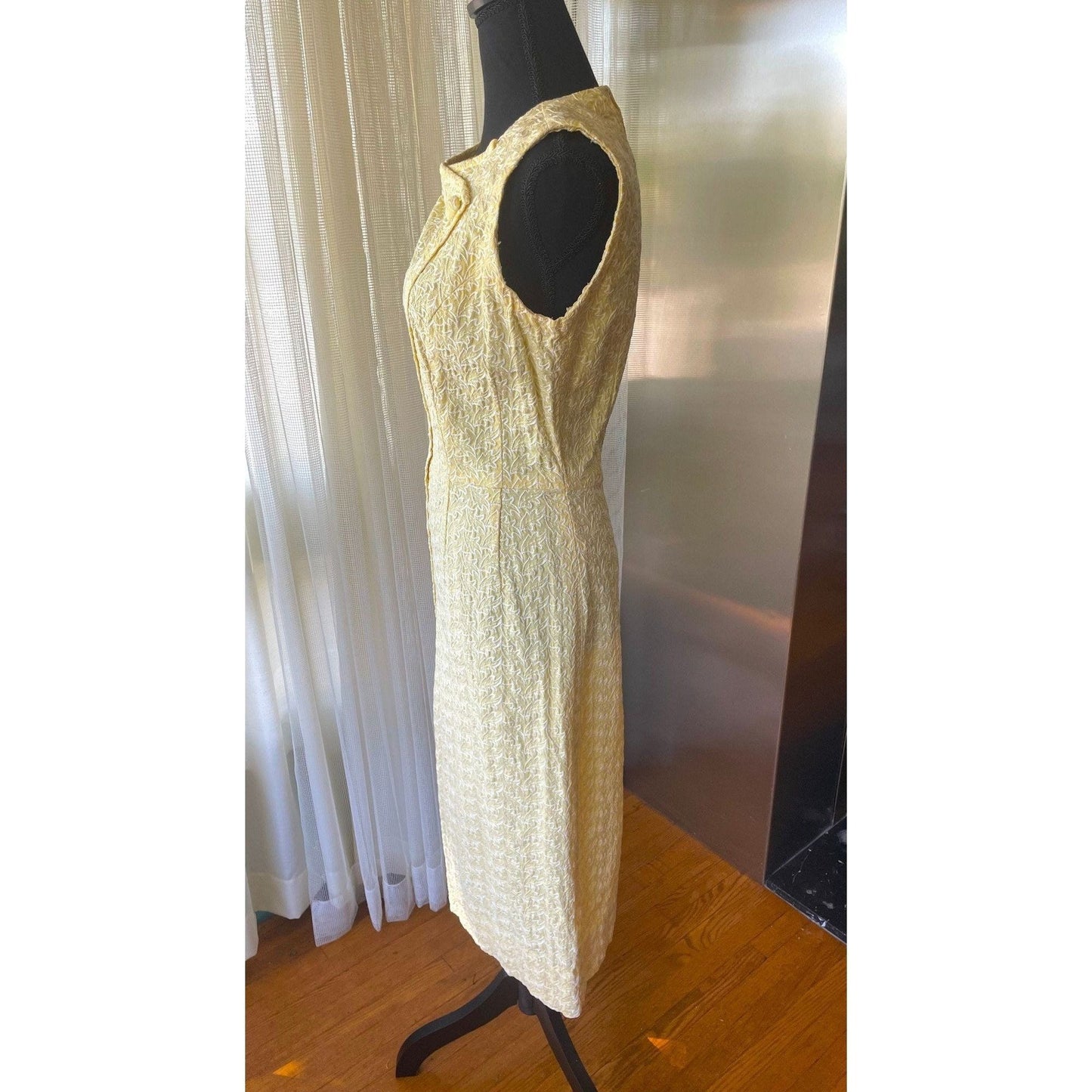 Vintage 40s dress, buttery yellow, fitted sleeveless