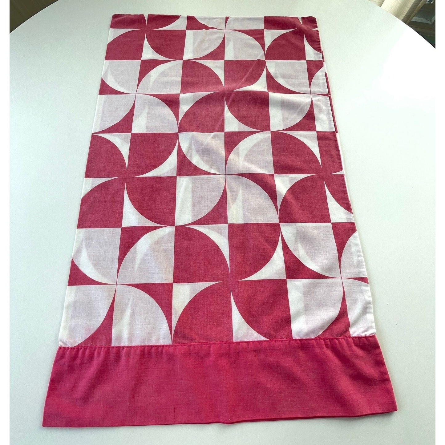 Vintage 70s fuchsia pillowcase, Wabasso