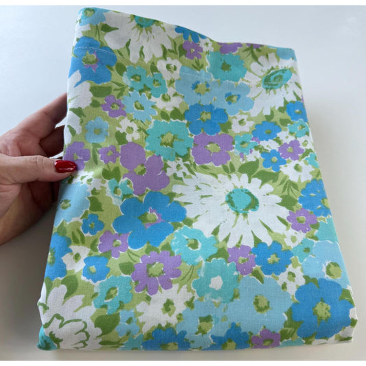 Vintage 1970s flat/top sheet, blue and purple large daisies, twin size bed, Tex Made