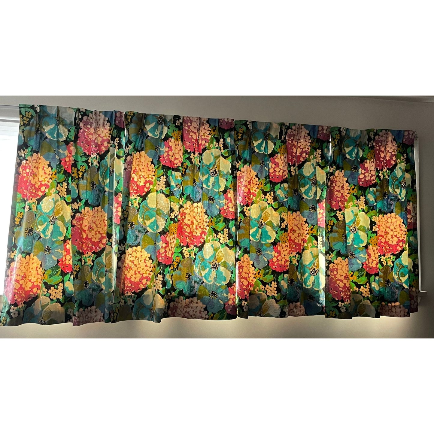 Vintage 60s pleated curtain, hydrangeas flowers, bedroom black out window treatment