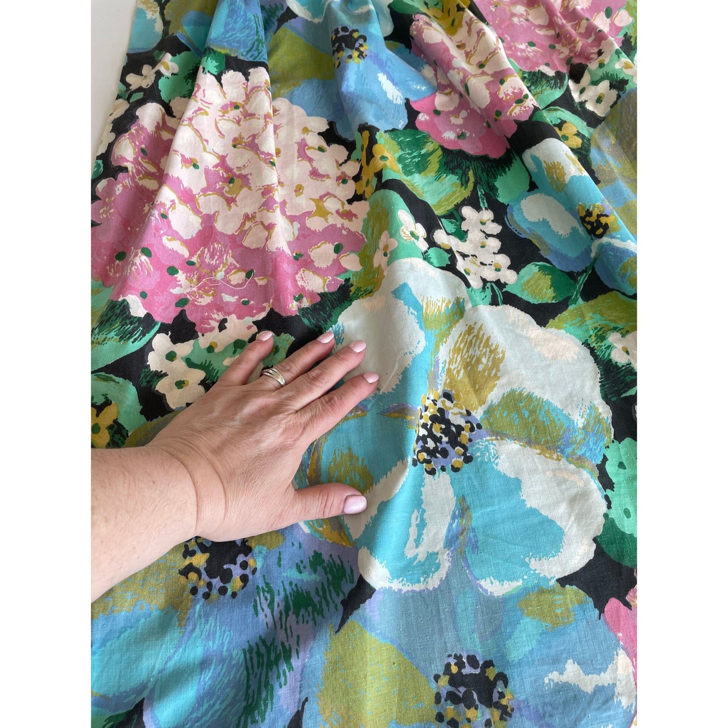 Vintage 60s pleated curtain, hydrangeas flowers, bedroom black out window treatment