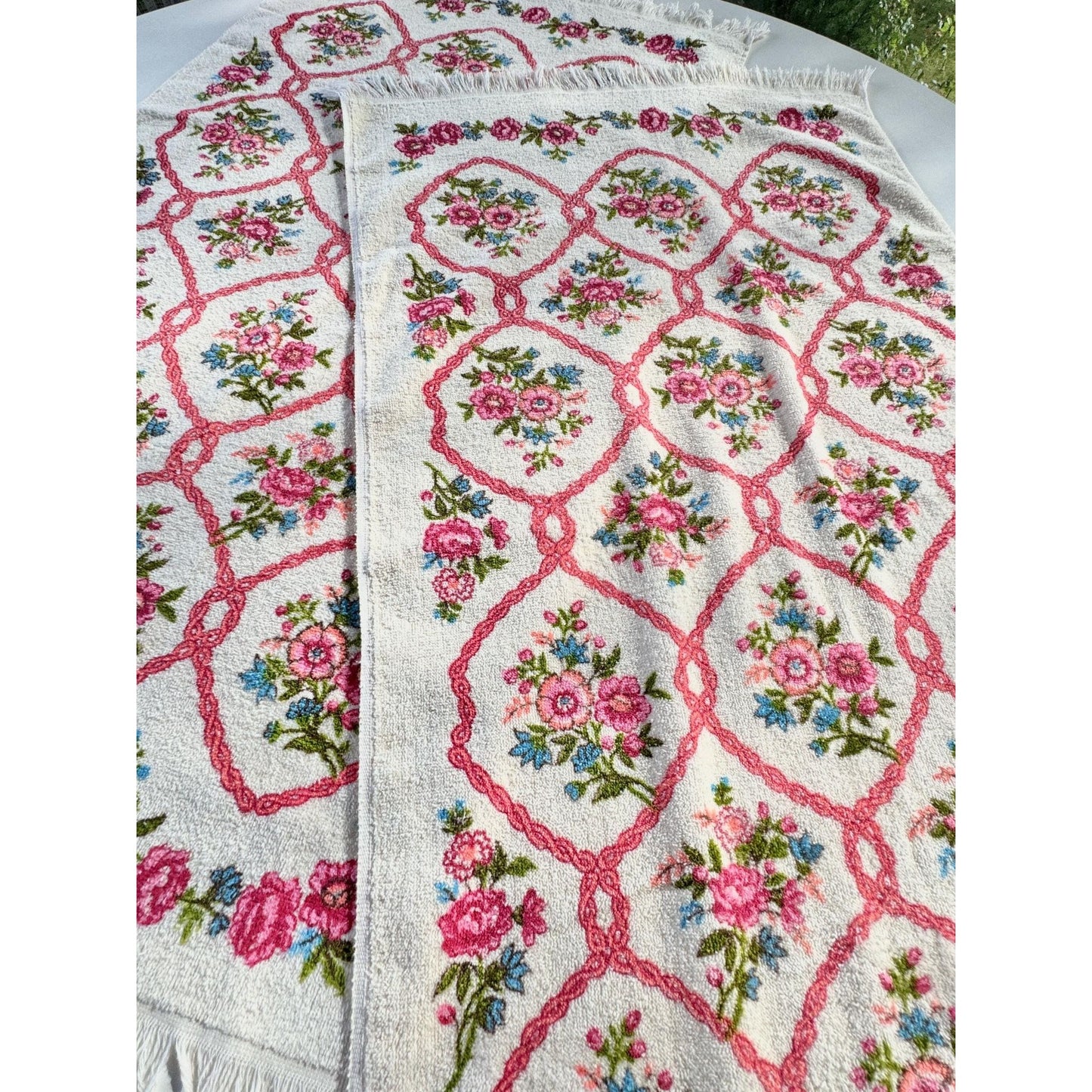 Vintage 70s bath towel, pink floral arabesques