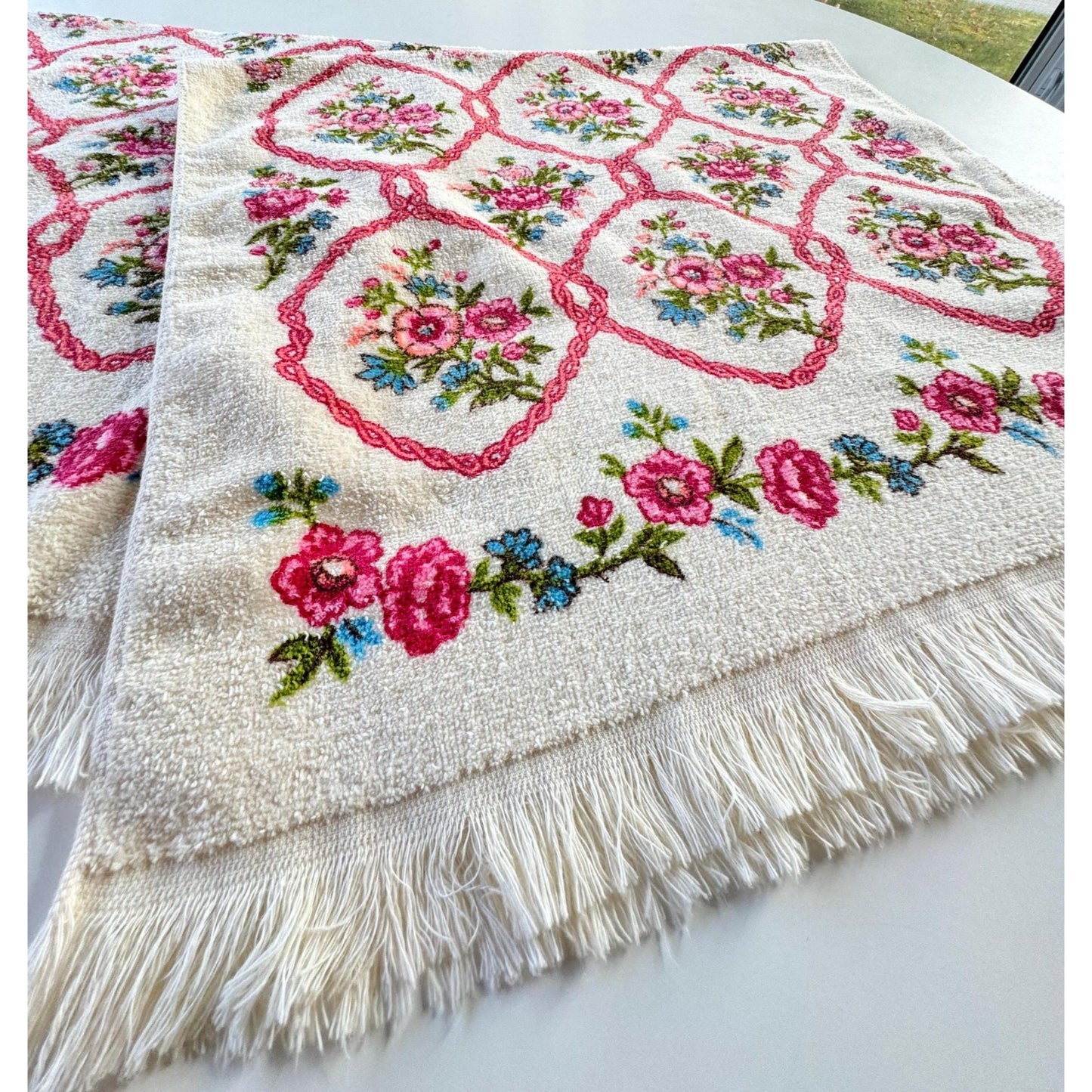 Vintage 70s bath towel, pink floral arabesques