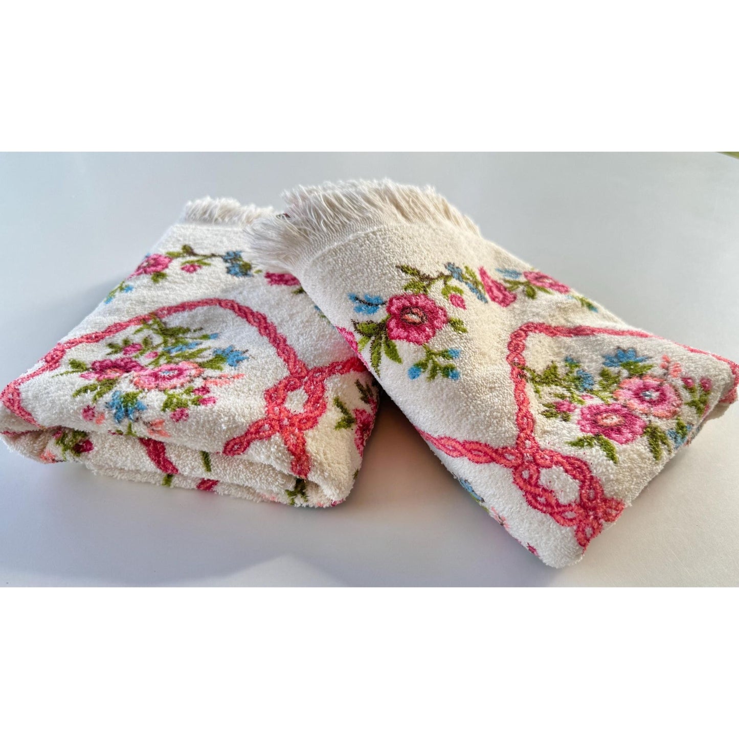 Vintage 70s bath towel, pink floral arabesques