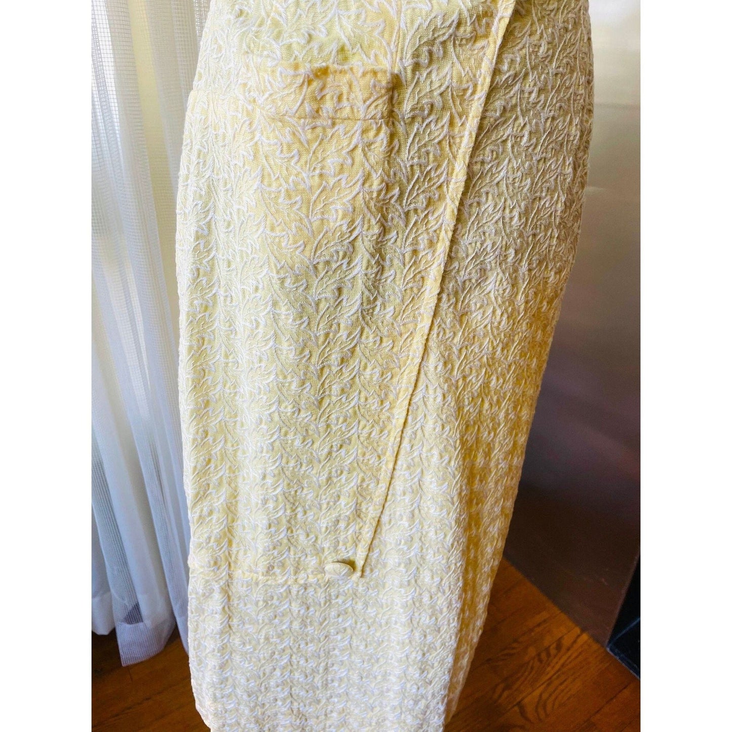 Vintage 40s dress, buttery yellow, fitted sleeveless