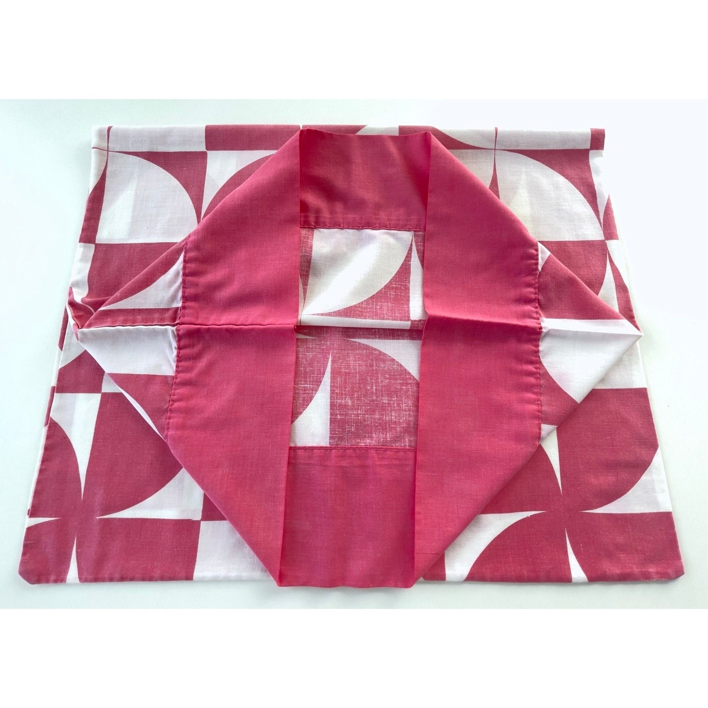 Vintage 70s fuchsia pillowcase, Wabasso