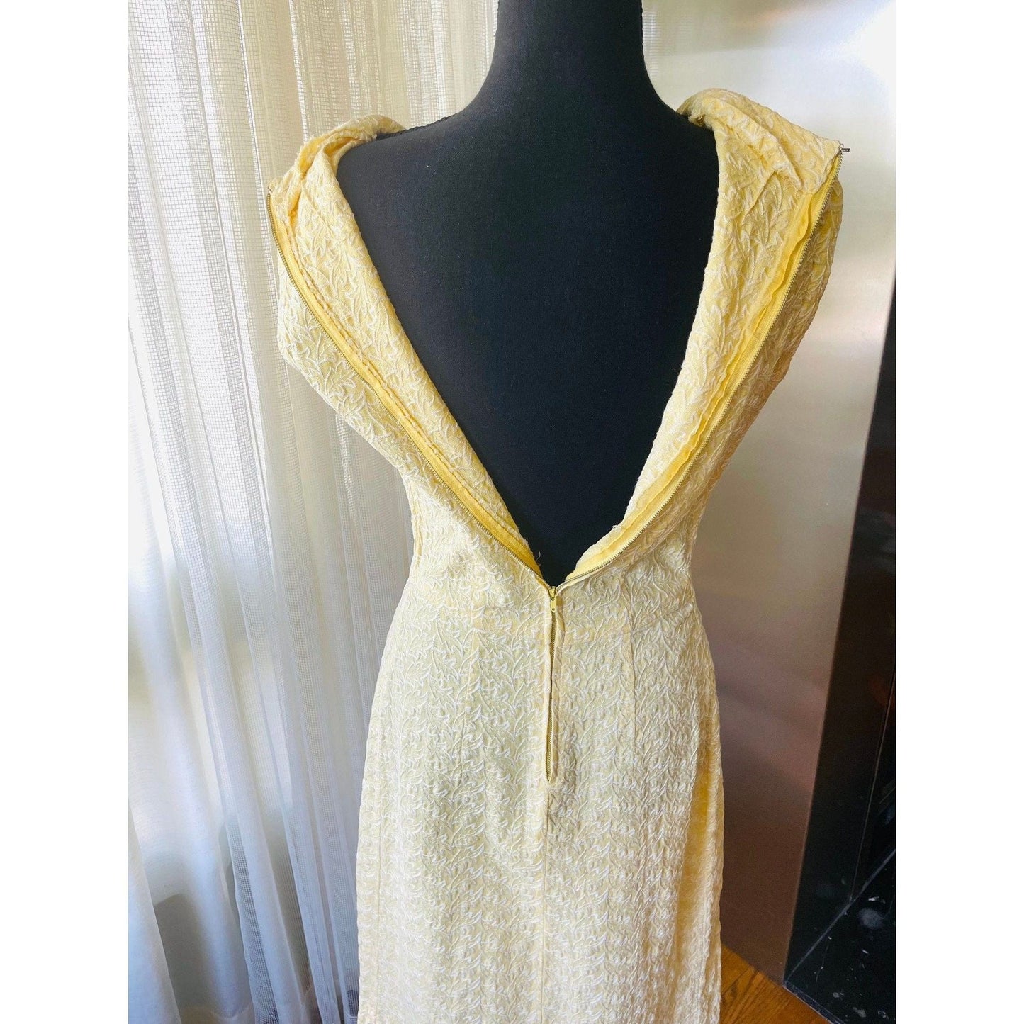 Vintage 40s dress, buttery yellow, fitted sleeveless