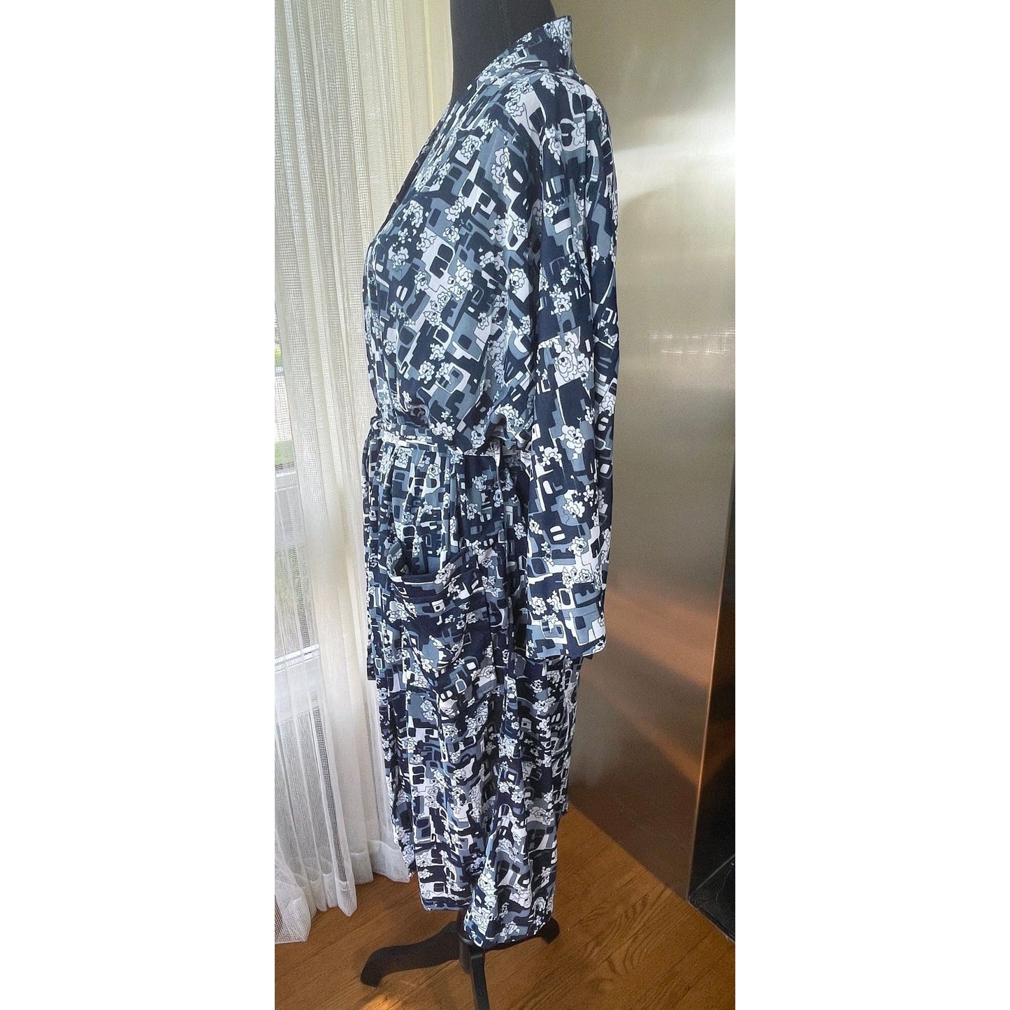 Vintage 70s house dress, blue and white abstract groovy pattern