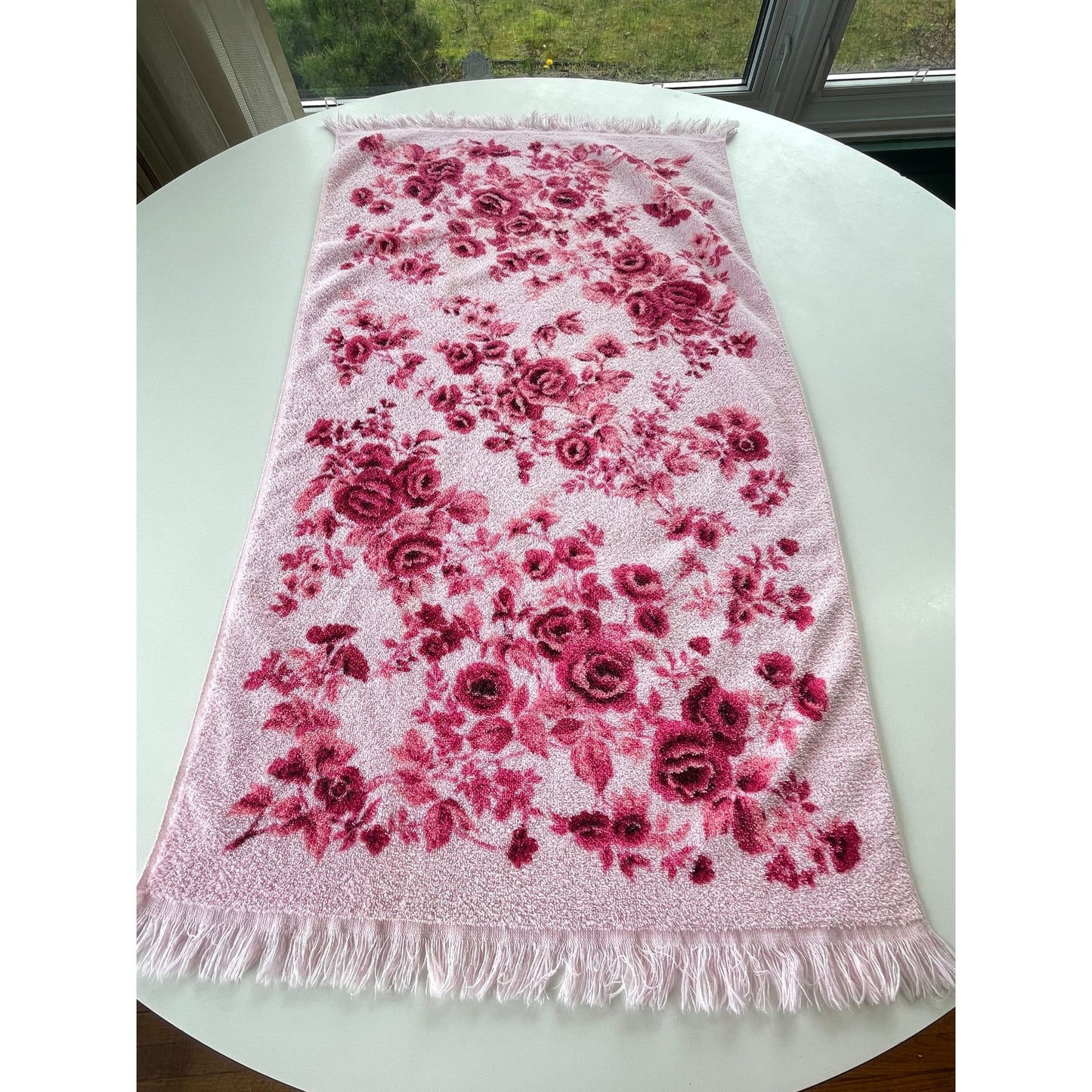 Vintage 70s bath towel, hot pink, fringed