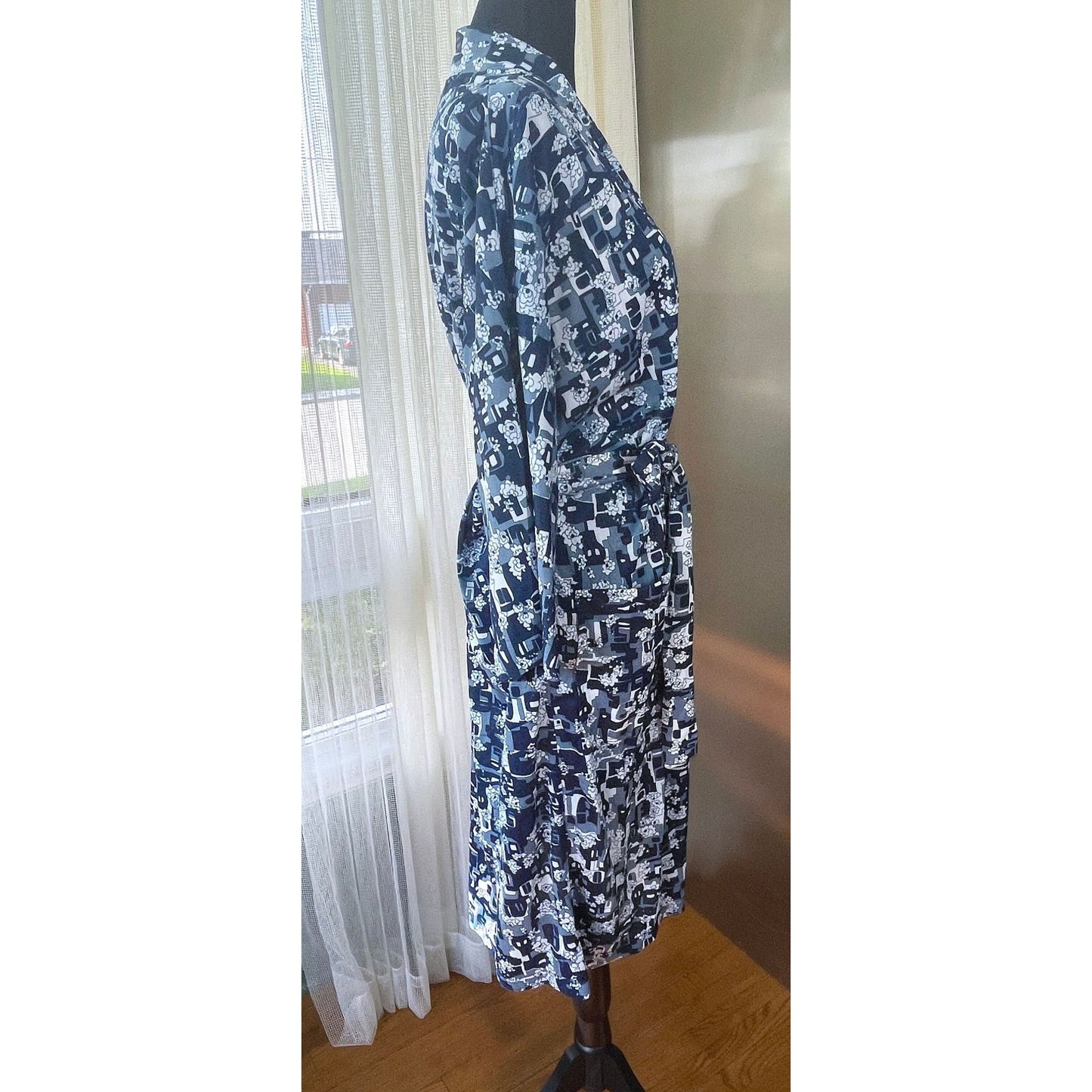 Vintage 70s house dress, blue and white abstract groovy pattern