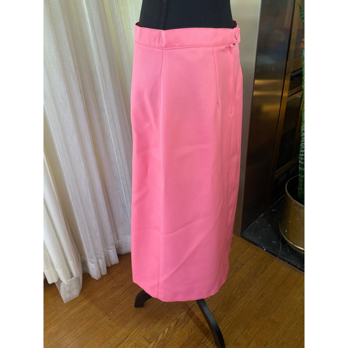 Vintage 80s midi skirt, bubblegum pink polyester, by Tamco