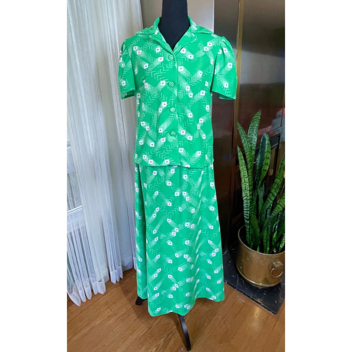 Vintage 80s two pieces set, blouse and skirt, green abstract pattern