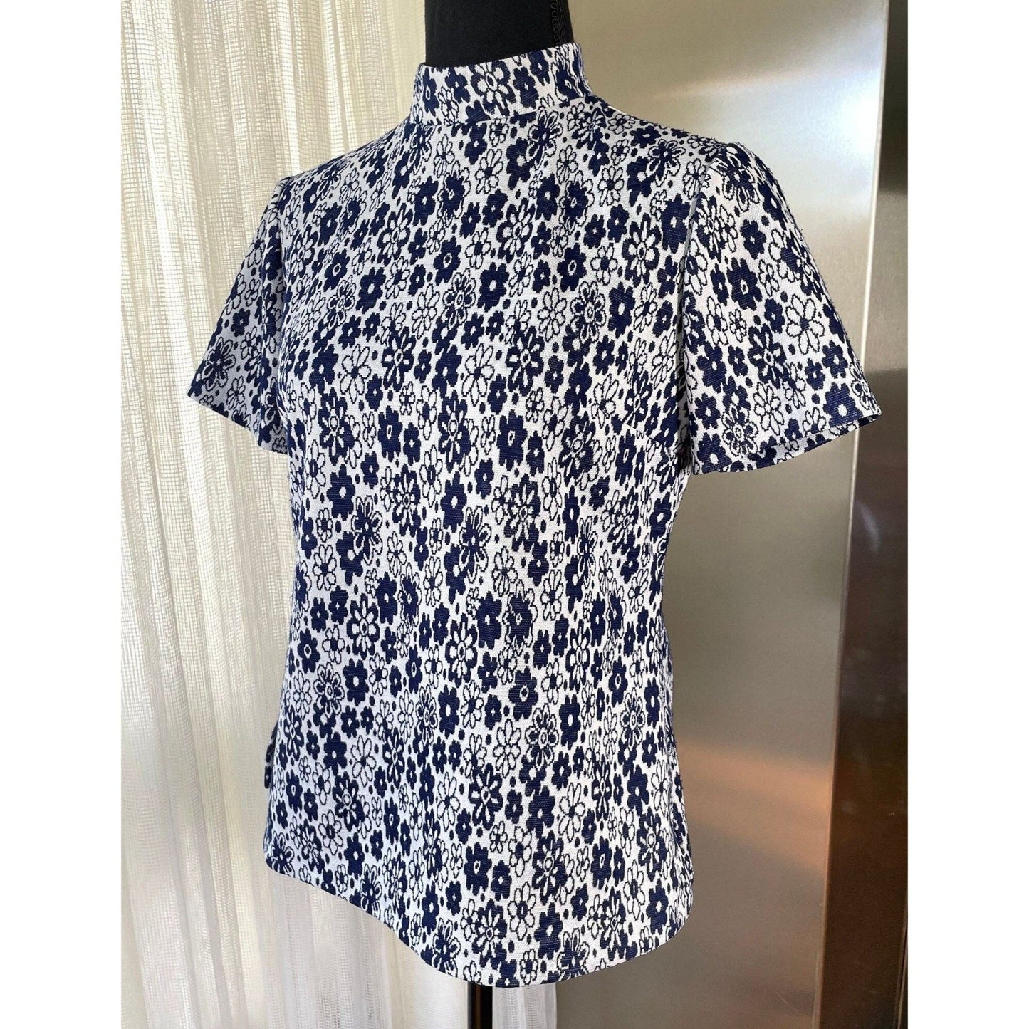 Vintage 70s top, crazy daisies, navy blue, short sleeves