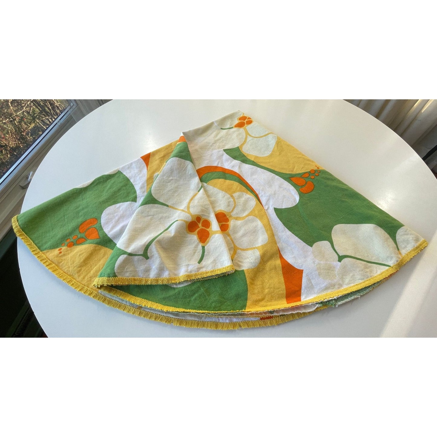 Vintage 70s round floral tablecloth, 59"