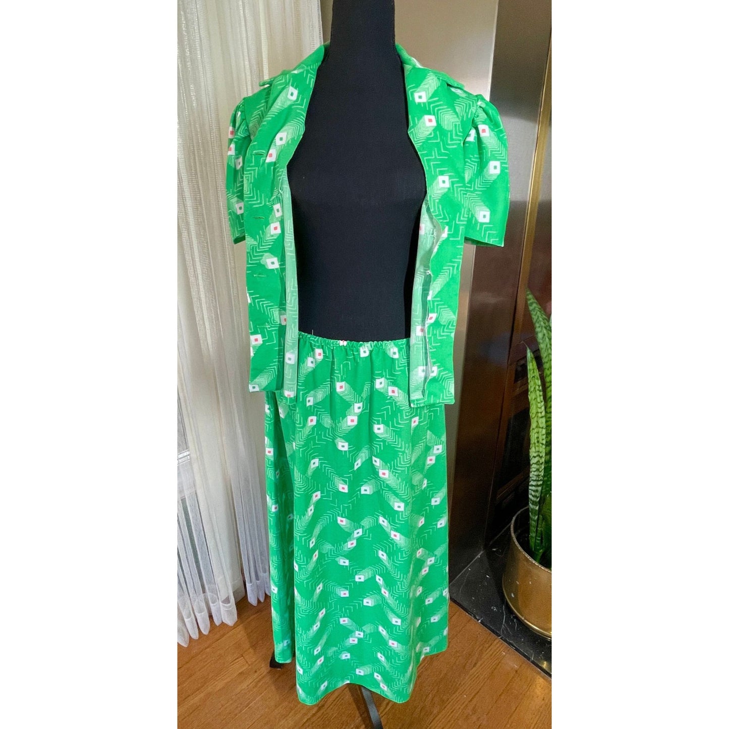 Vintage 80s two pieces set, blouse and skirt, green abstract pattern
