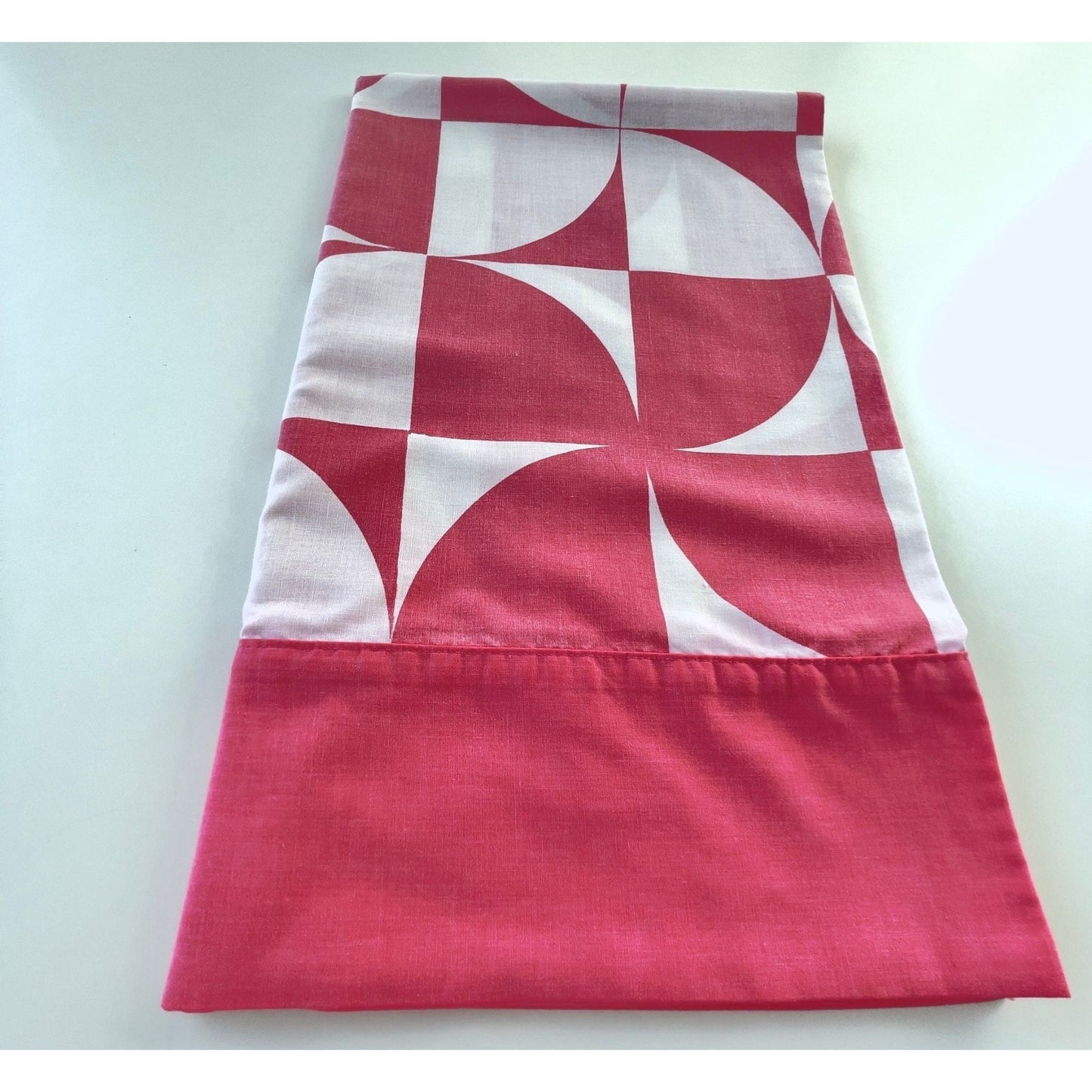 Vintage 70s fuchsia pillowcase, Wabasso