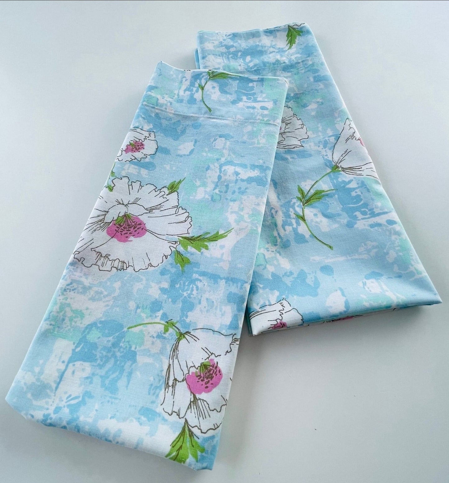 Vintage 70s pillowcases, white and pink flowers