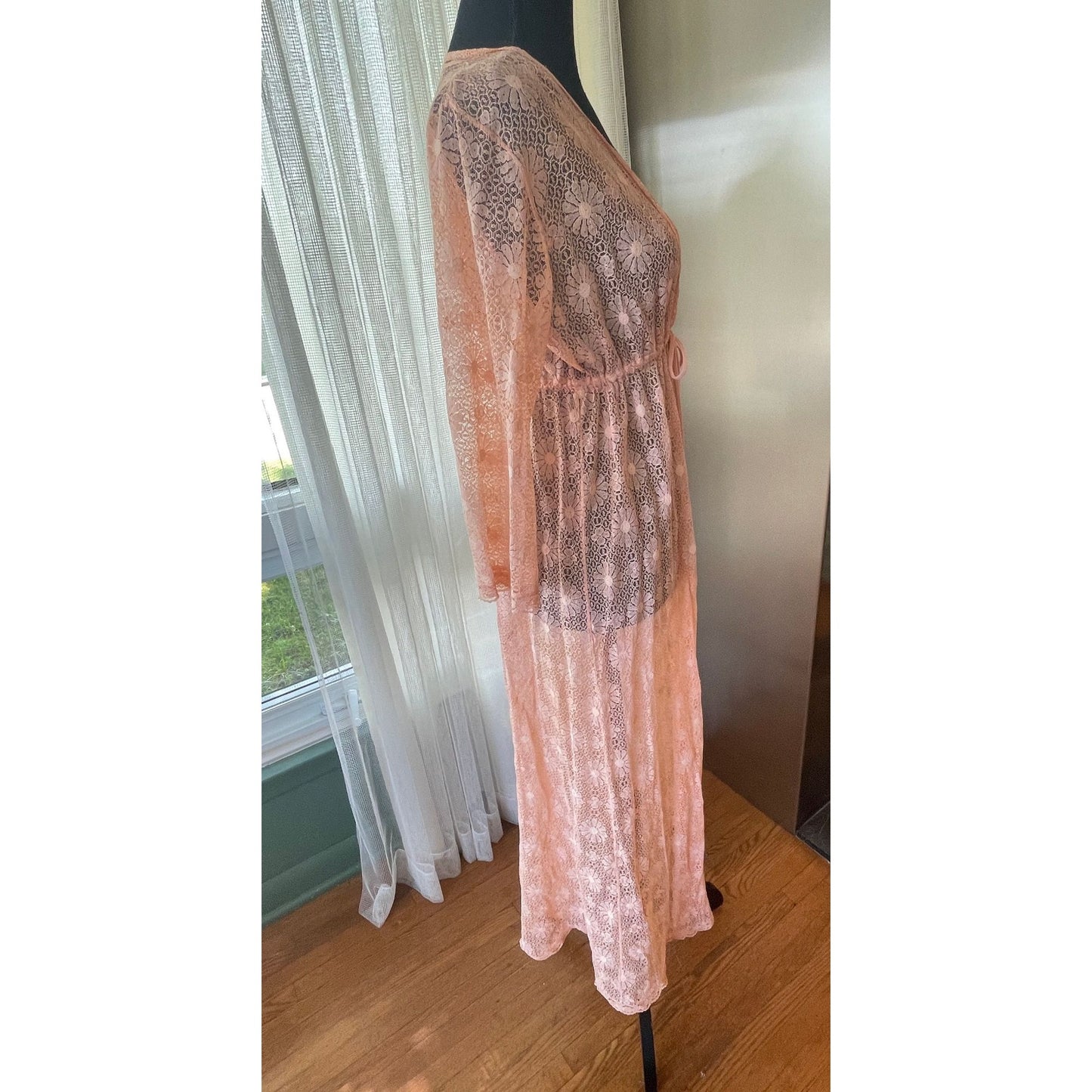 Vintage 1970s peignoir, peach daisies robe