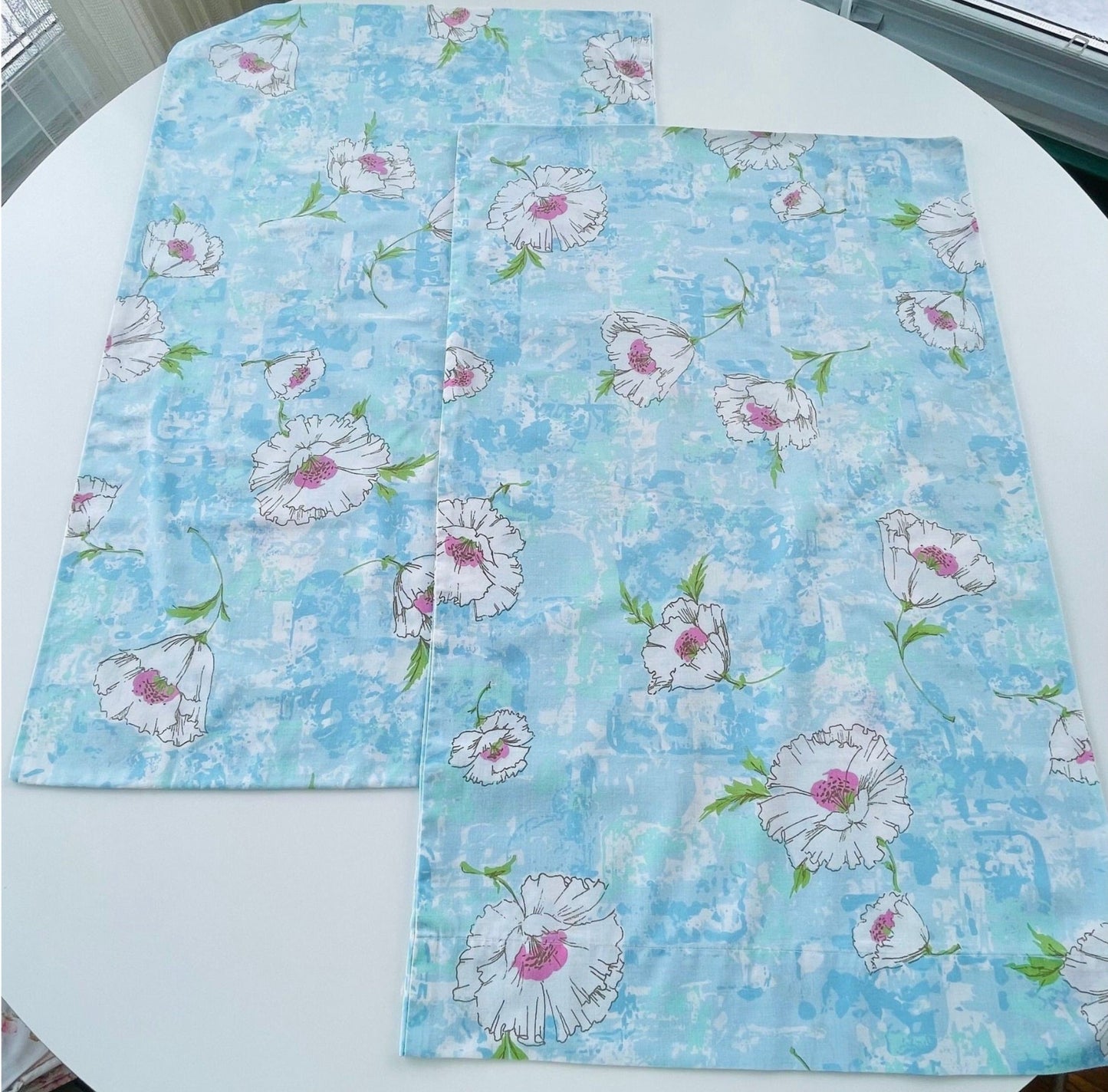 Vintage 70s pillowcases, white and pink flowers