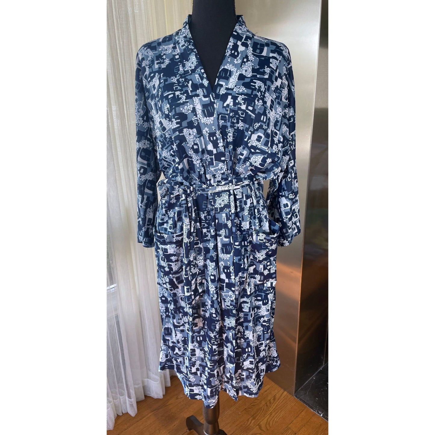 Vintage 70s house dress, blue and white abstract groovy pattern