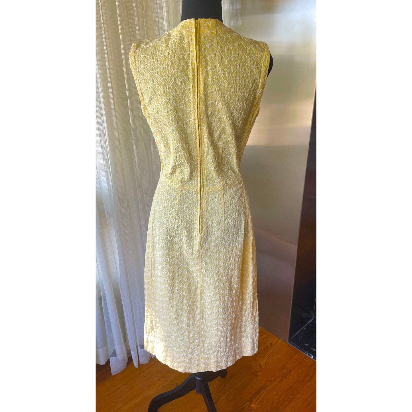 Vintage 40s dress, buttery yellow, fitted sleeveless