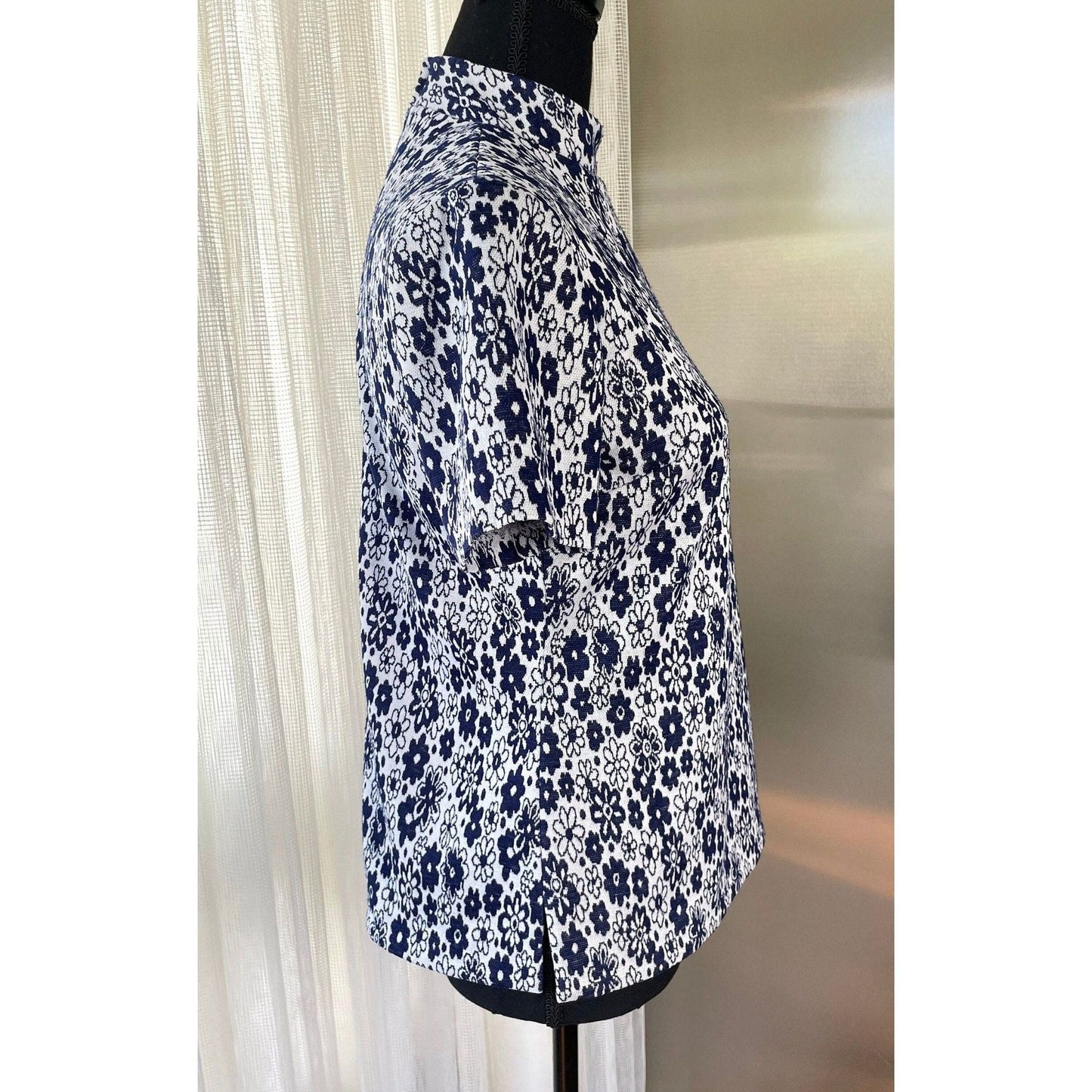 Vintage 70s top, crazy daisies, navy blue, short sleeves