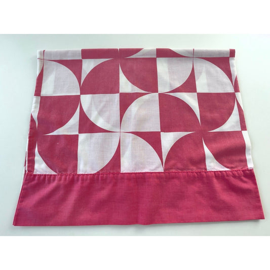 Vintage 70s fuchsia pillowcase, Wabasso