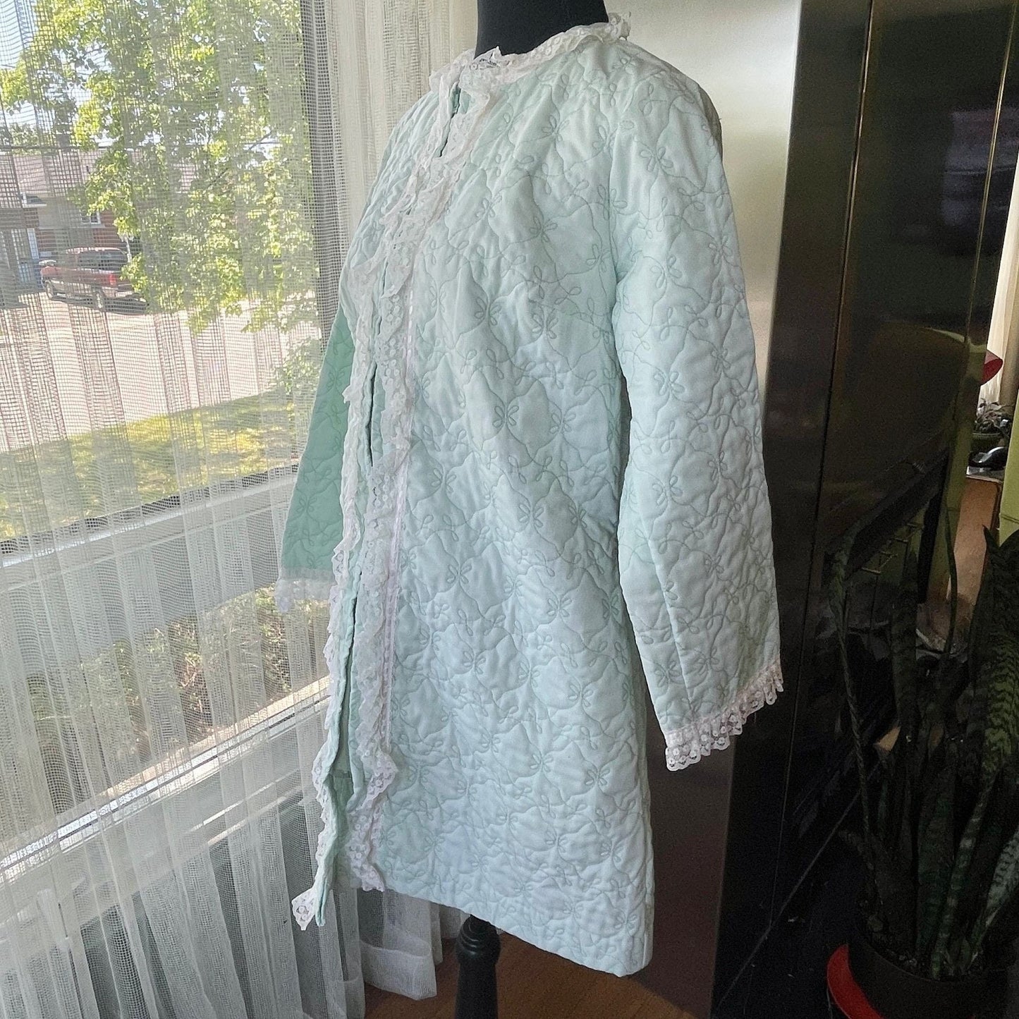 Vintage 1950s quilted bed jacket, mint green, zipped